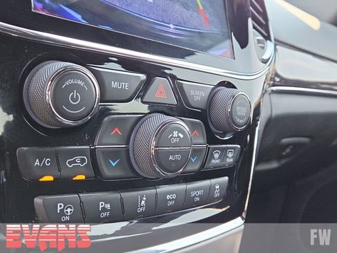 Used 2019 Jeep Grand Cherokee Overland AWD/4WD image 10