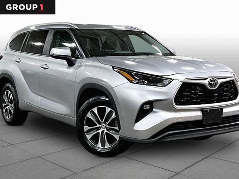 Certified 2025 Toyota Highlander XLE AWD/4WD image 3