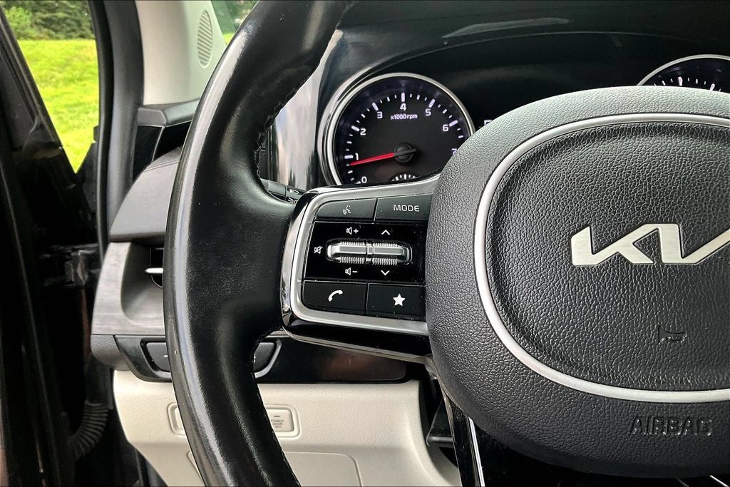Used 2022 Kia Carnival EX FWD image 11