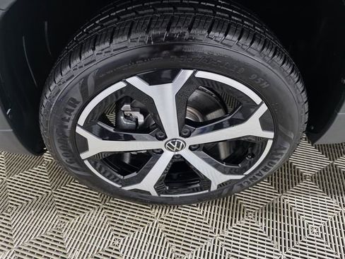 Used 2025 Volkswagen Taos SEL image 10