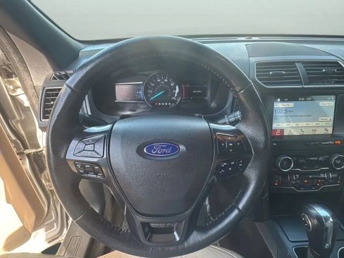 Used 2018 Ford Explorer XLT w/ Equipment Group 202A FWD image 22