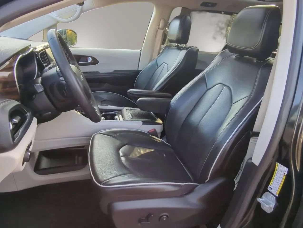 Used 2023 Chrysler Pacifica Limited FWD image 12