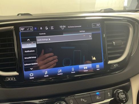 Used 2024 Chrysler Pacifica Touring-L image 31