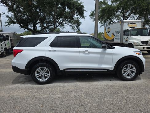 Used 2024 Ford Explorer XLT w/ Equipment Group 202A AWD/4WD image 8