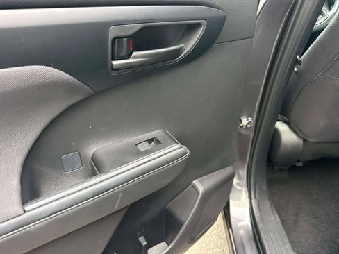 Used 2025 Toyota Highlander LE FWD image 8