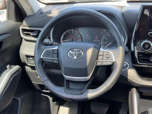 Used 2023 Toyota Highlander XLE AWD/4WD image 17