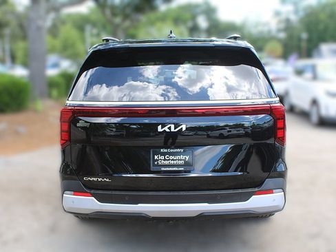 Used 2025 Kia Carnival EX FWD image 11