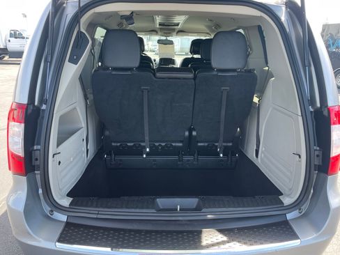 Used 2016 Chrysler Town & Country Touring FWD image 9