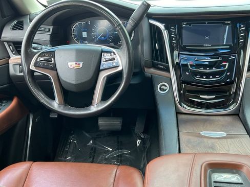 Used 2018 Cadillac Escalade ESV Luxury AWD/4WD image 18