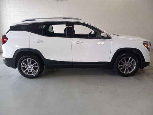 Used 2024 GMC Terrain SLT FWD image 2