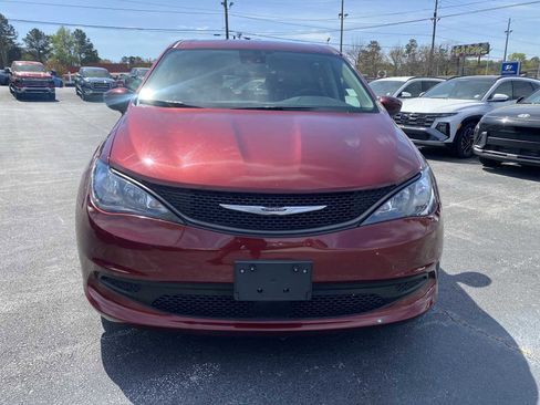 Used 2023 Chrysler Voyager LX FWD image 3