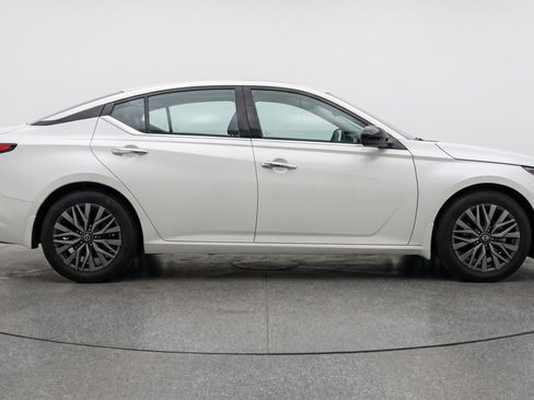 Used 2025 Nissan Altima 2.5 SV FWD image 11