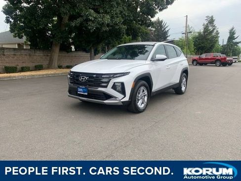 Certified 2025 Hyundai Tucson SE AWD/4WD image 1
