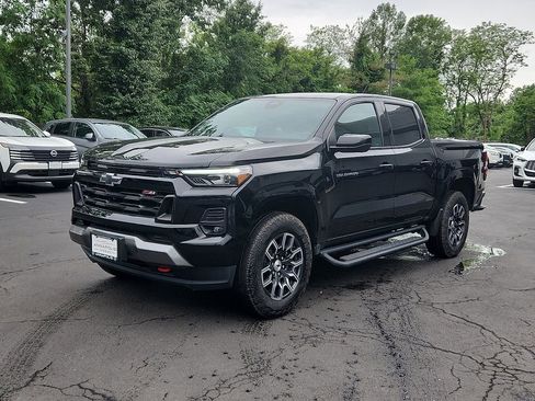 Used 2023 Chevrolet Colorado Z71 w/ Z71 Convenience Package 2 AWD/4WD image 3
