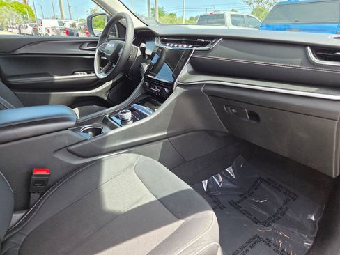 Used 2024 Jeep Grand Cherokee Laredo image 9