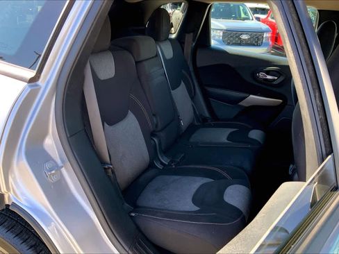 Used 2018 Jeep Cherokee Latitude w/ Altitude Package image 17