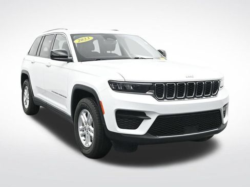 Used 2023 Jeep Grand Cherokee Laredo RWD image 3