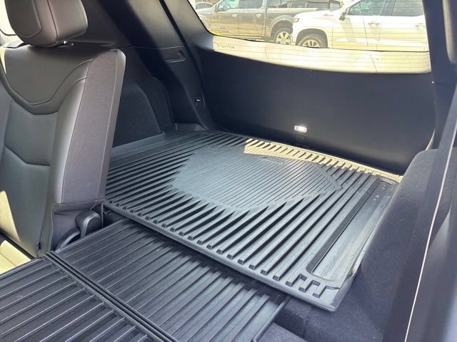 Used 2023 Cadillac XT5 Luxury w/ LPO, Floor Liner Package FWD image 25