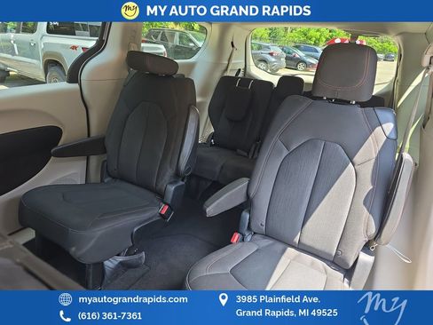 Used 2017 Chrysler Pacifica Touring FWD image 27