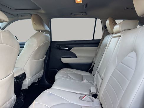 Used 2023 Toyota Highlander XLE image 17