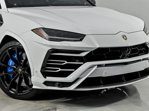 Used 2022 Lamborghini Urus AWD/4WD image 2