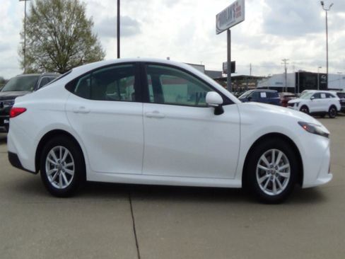 Used 2025 Toyota Camry LE image 5