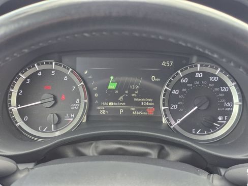 Used 2024 Toyota Highlander LE AWD/4WD image 12