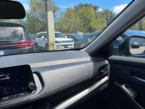 Used 2025 Nissan Rogue SV FWD image 32