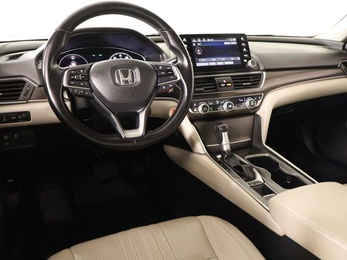 Used 2018 Honda Accord Touring image 2