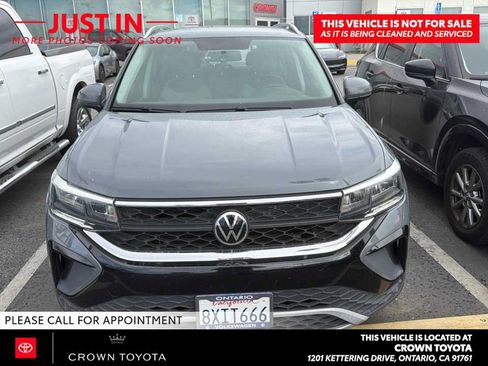 Used 2022 Volkswagen Taos SE FWD image 2