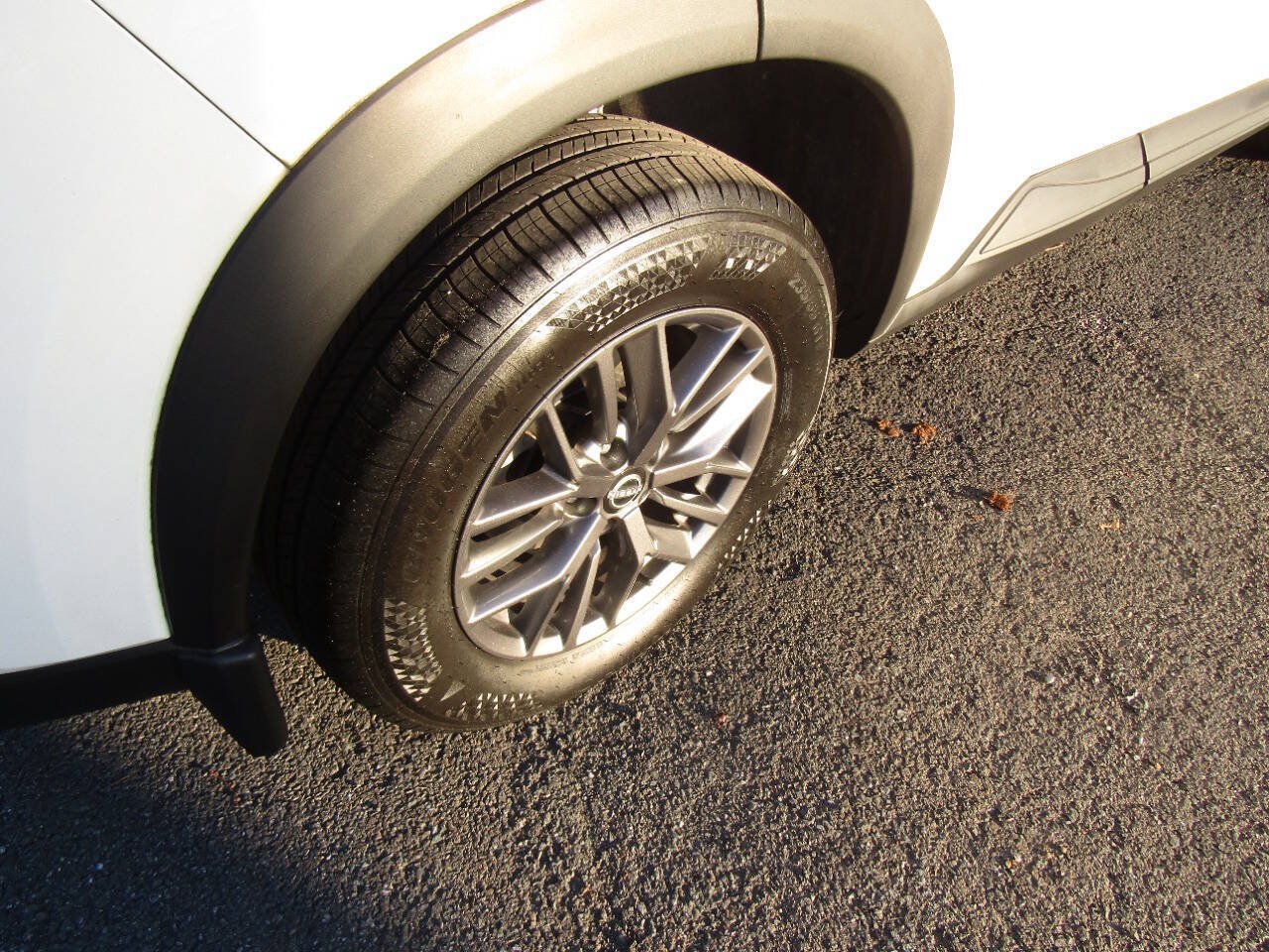 Used 2023 Nissan Rogue S AWD/4WD image 27