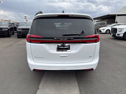 New 2027 Chrysler Pacifica Select w/ Family Tech Group