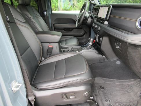 Used 2025 Jeep Gladiator Sport AWD/4WD image 11