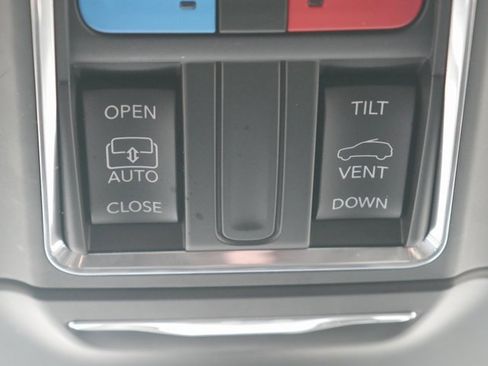 Used 2023 Jeep Grand Cherokee L Laredo image 28