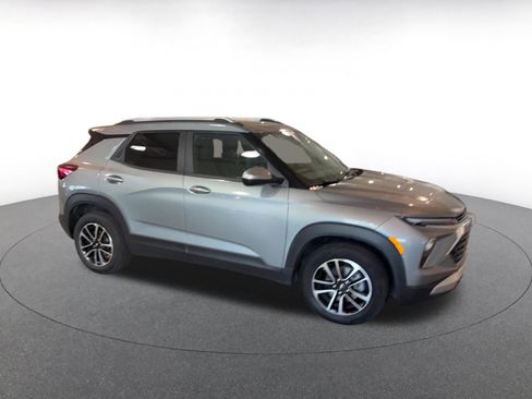 Used 2025 Chevrolet TrailBlazer LT image 2