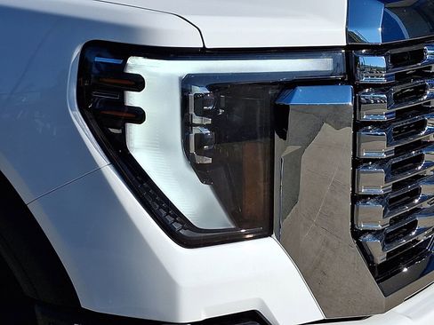 Used 2024 GMC Sierra 2500 Denali w/ Denali Reserve Package AWD/4WD image 9