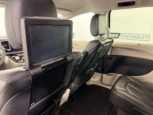 Used 2022 Chrysler Pacifica Touring-L w/ Uconnect Theater Family Group image 33