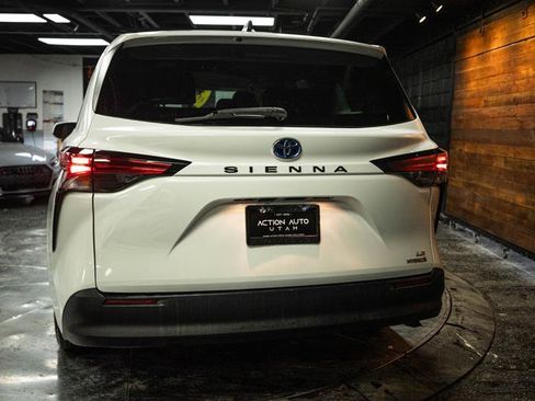 Used 2022 Toyota Sienna LE image 6