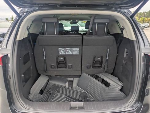 Used 2024 Kia Carnival EX FWD image 12