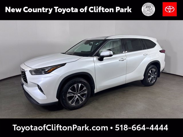 Used 2022 Toyota Highlander XLE AWD/4WD image 3