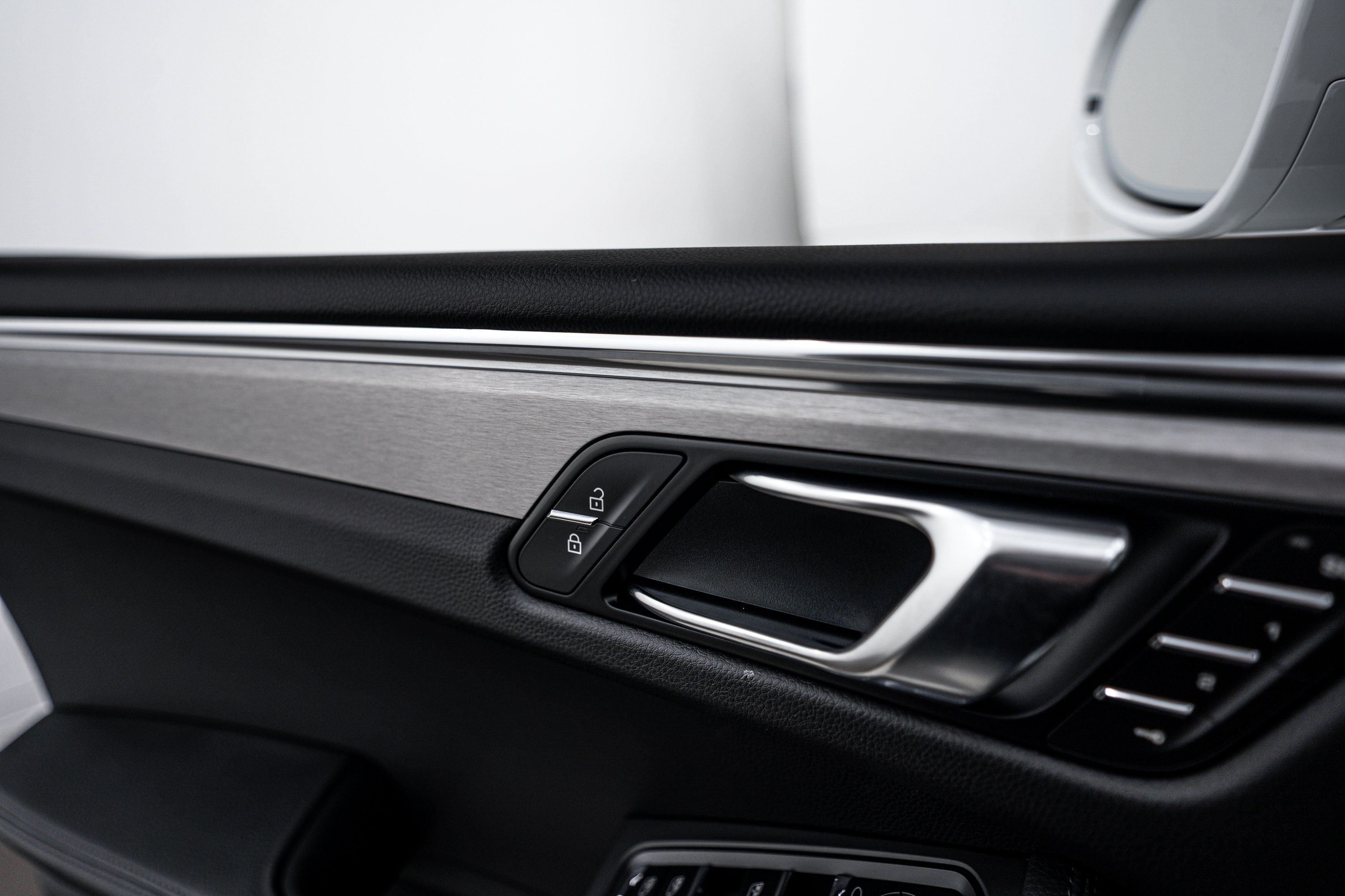 Certified 2026 Porsche Macan AWD/4WD image 19