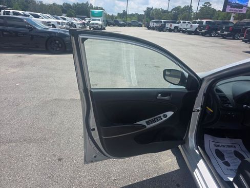 Used 2016 Hyundai Accent SE FWD image 6