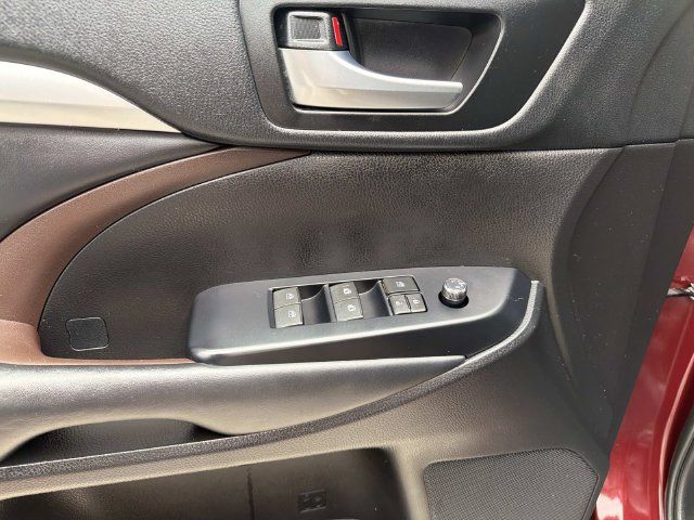 Used 2019 Toyota Highlander XLE AWD/4WD image 19