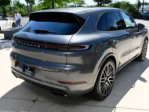 Used 2025 Porsche Cayenne Turbo AWD/4WD image 5