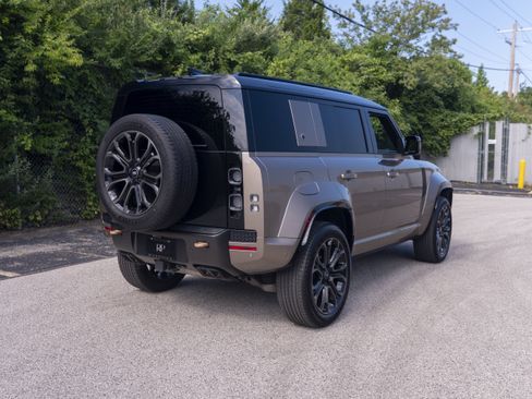 Used 2025 Land Rover Defender 110 AWD/4WD image 12