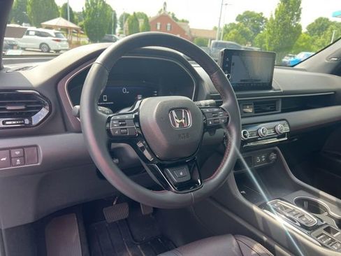 Certified 2025 Honda Pilot Black Edition image 23