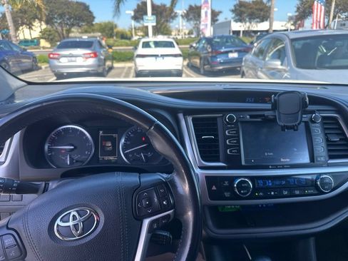Used 2018 Toyota Highlander XLE FWD image 2