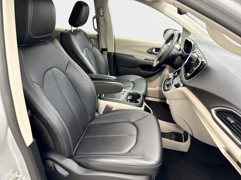 Used 2024 Chrysler Pacifica Touring-L image 31
