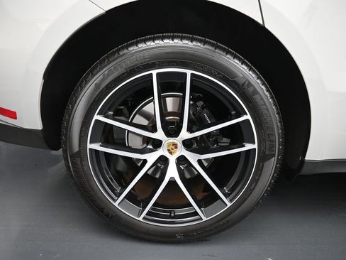 Certified 2025 Porsche Macan image 9