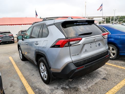 Used 2021 Toyota RAV4 XLE w/ Convenience Package FWD image 10